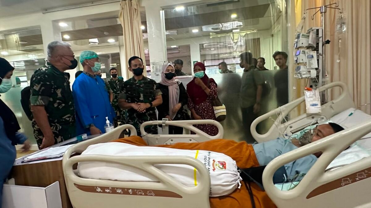 Wujud Kepedulian Kasih, Pangdam II/Sriwijaya Jenguk Anggota dan Keluarga yang Dirawat di RSPAD Gatot Soebroto