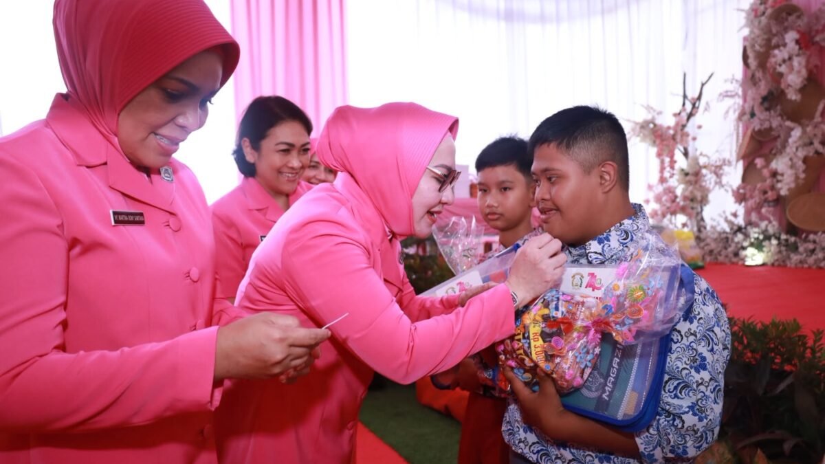 Dukung Hak Disabilitas, Bhayangkari Polda Sumsel Salurkan Bantuan dan Dokumen Kependudukan di SLB Pagar Alam