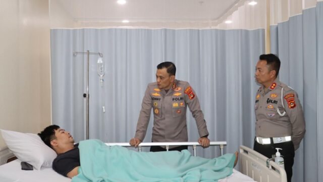 Kapolrestabes Palembang KBP Sonny Mahar Budi A., S.I.K., M.H. menunjukkan kepeduliannya terhadap korban kecelakaan lalu lintas dengan menjenguk para korban yang tengah menjalani perawatan di RS Hermina OPI Jakabaring