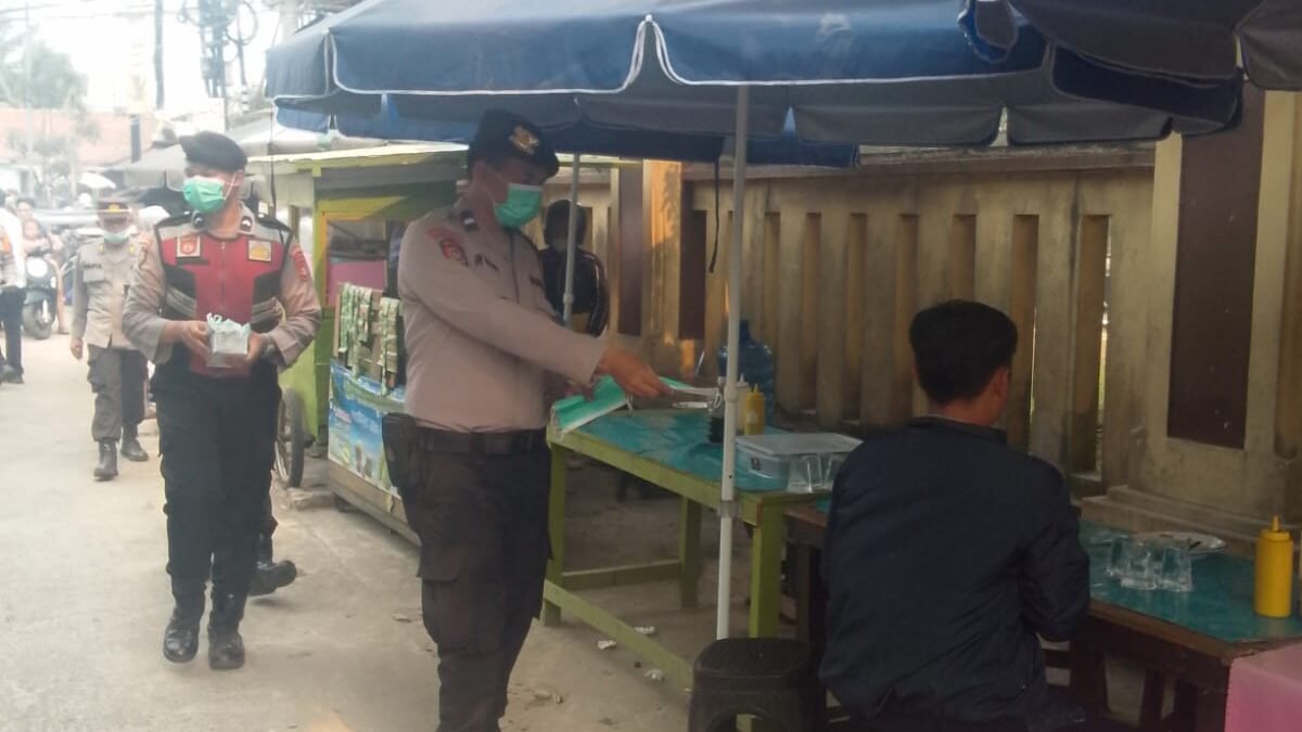 Jaga Kesehatan Warga, Polrestabes Palembang Bagikan Masker Gratis di Area Pasar