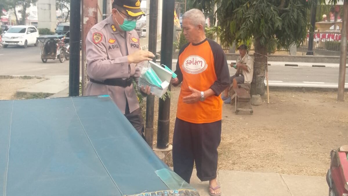 Polrestabes Palembang Bergerak, Bagikan Masker Gratis di Tengah Dampak Karhutla
