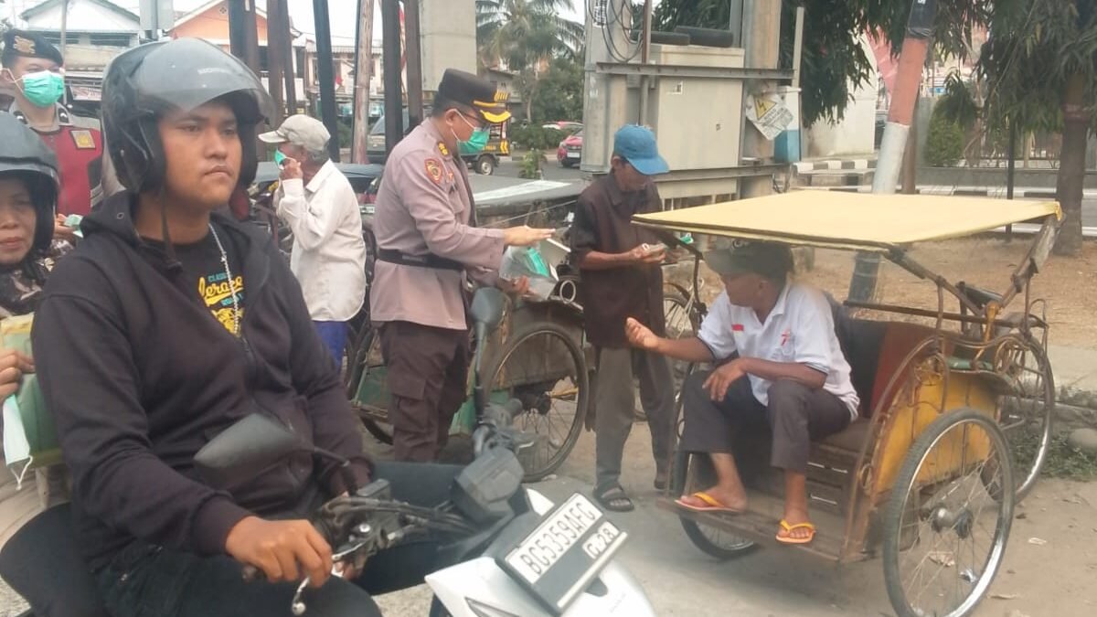 Dampak Karhutla, Polrestabes Palembang Turun Langsung Bagikan Masker kepada Masyarakat