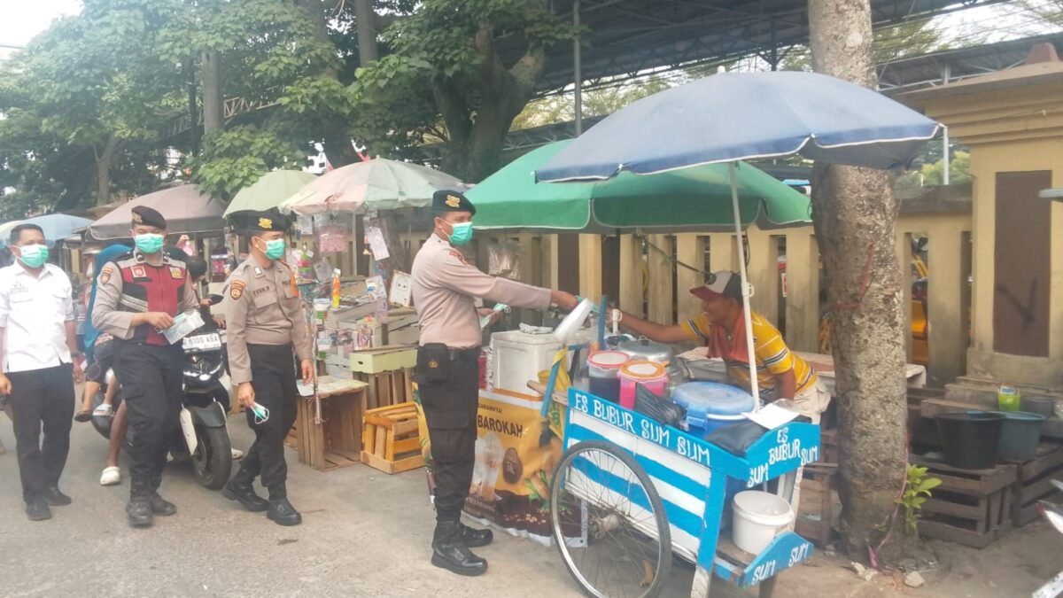 Peduli Dampak Karhutla, Polrestabes Palembang Bagikan Masker Gratis di Dua Lokasi