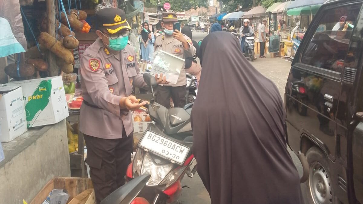 Dampak Karhutla, Polrestabes Palembang Turun Langsung Bagikan Masker kepada Masyarakat