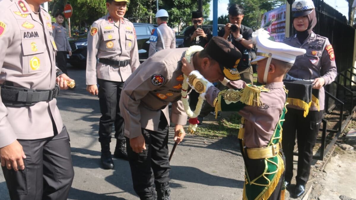 Pengalungan Bunga hingga Tarian Adat, Sambutan Hangat untuk Kapolda Sumsel