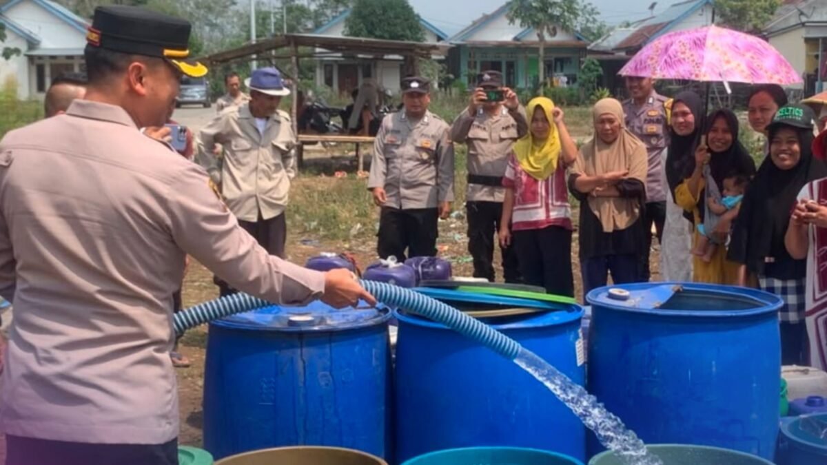 Kapolres Adam Purbantoro Pimpin Langsung Baksos Air Bersih di Lubuk Buntak