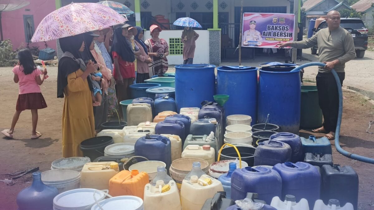 Polri Peduli Masyarakat, Polres Pagar Alam Salurkan Air Bersih di Lubuk Buntak