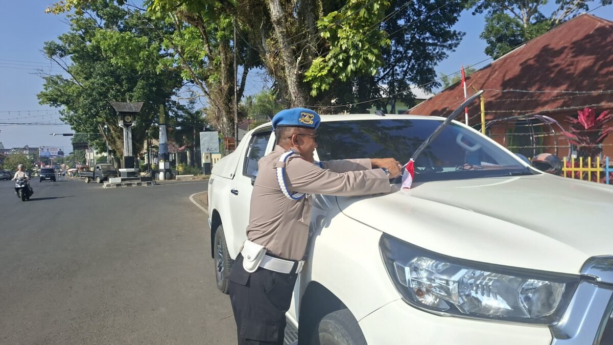 lPolres Pagaralam Jadikan Pembagian Bendera sebagai Sarana Edukasi Nasionalisme
