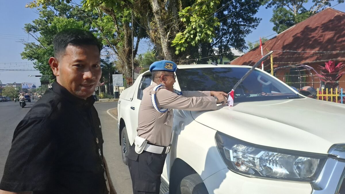 Semangat Kebangsaan Menggema, Polres Pagaralam Bagikan Bendera