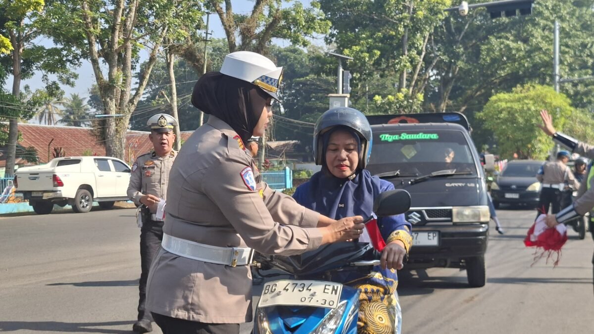 Polres Pagaralam Bagikan Bendera Merah Putih di Tengah Aktivitas Warga