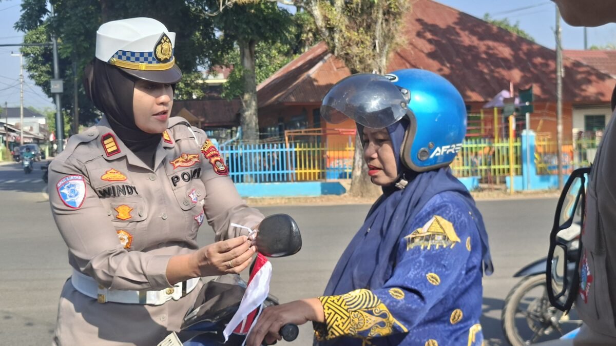 Wakapolres Pagaralam Hadir di Tengah Warga Bagikan Bendera Merah Putih