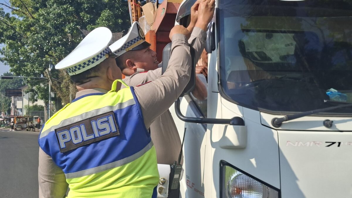 Jelang HUT RI, Wakapolres Pagaralam Bagikan Bendera kepada Warga