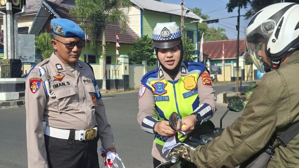 Semangat Merah Putih, Polres Pagaralam Bagikan Bendera kepada Pengendara