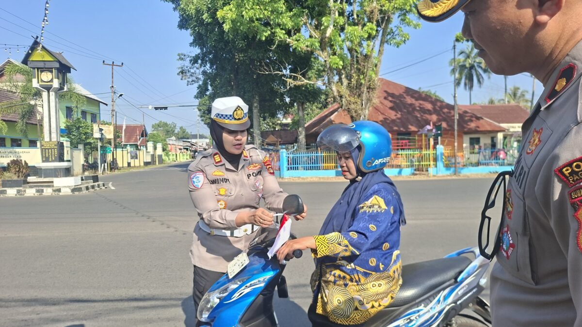 Polres Pagaralam Jadikan Pembagian Bendera sebagai Sarana Edukasi Nasionalisme