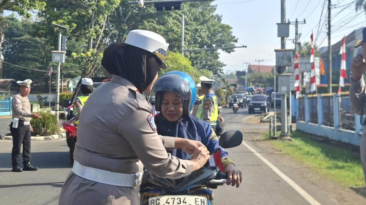 Sambut Kemerdekaan, Polres Pagaralam Bagikan Simbol Persatuan Bangsa