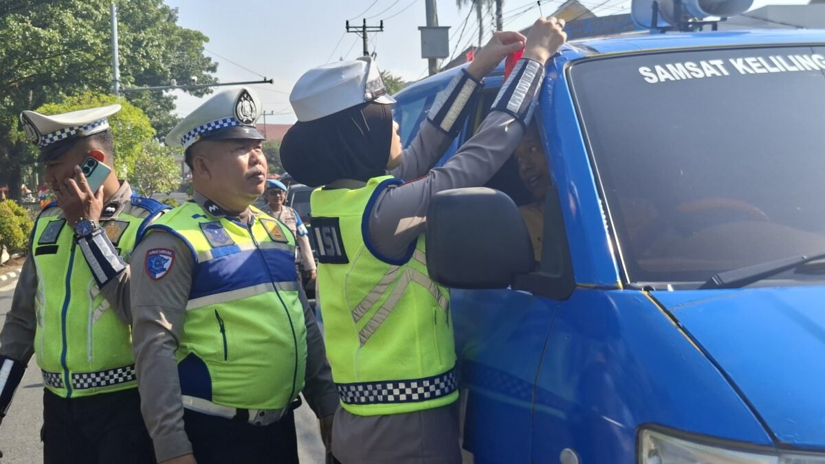 Polres Pagaralam Hidupkan Semangat Kemerdekaan Melalui Pembagian Bendera