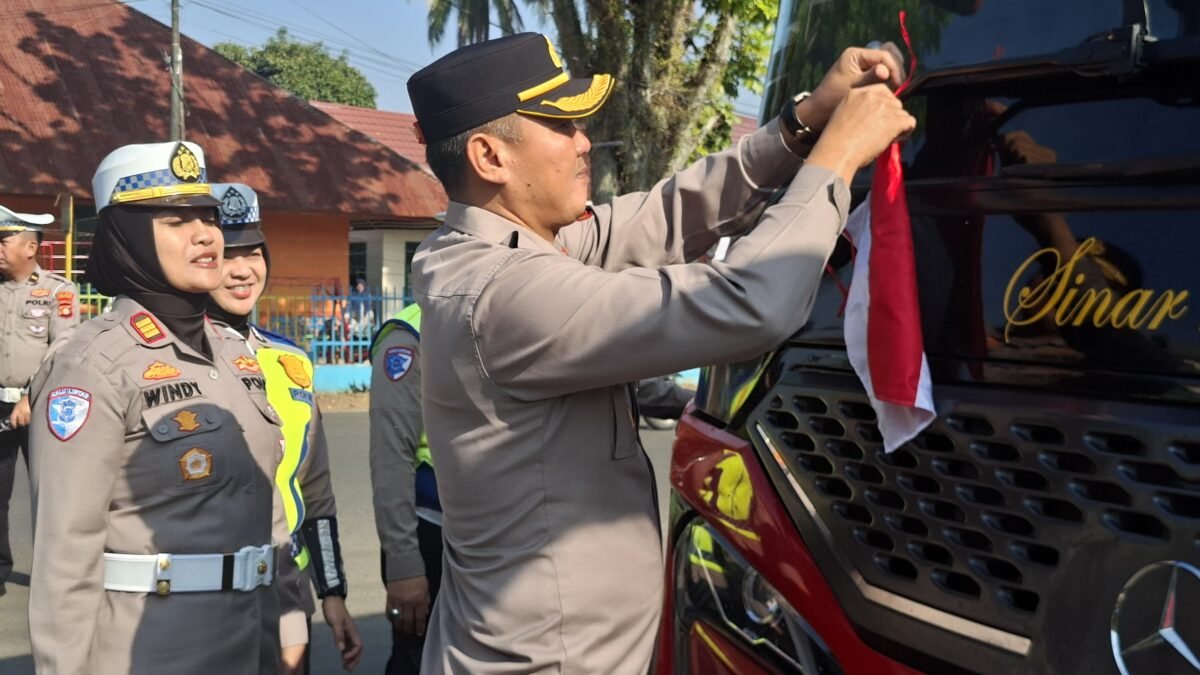 Meriahkan Kemerdekaan, Polres Pagaralam Bagikan Bendera di Jalan Raya