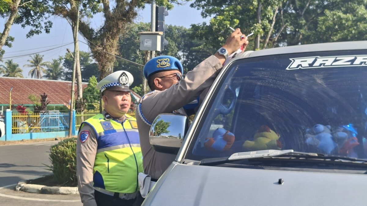 Pembagian Merah Putih, Cara Polres Pagaralam Dekatkan Polisi dengan Masyarakat