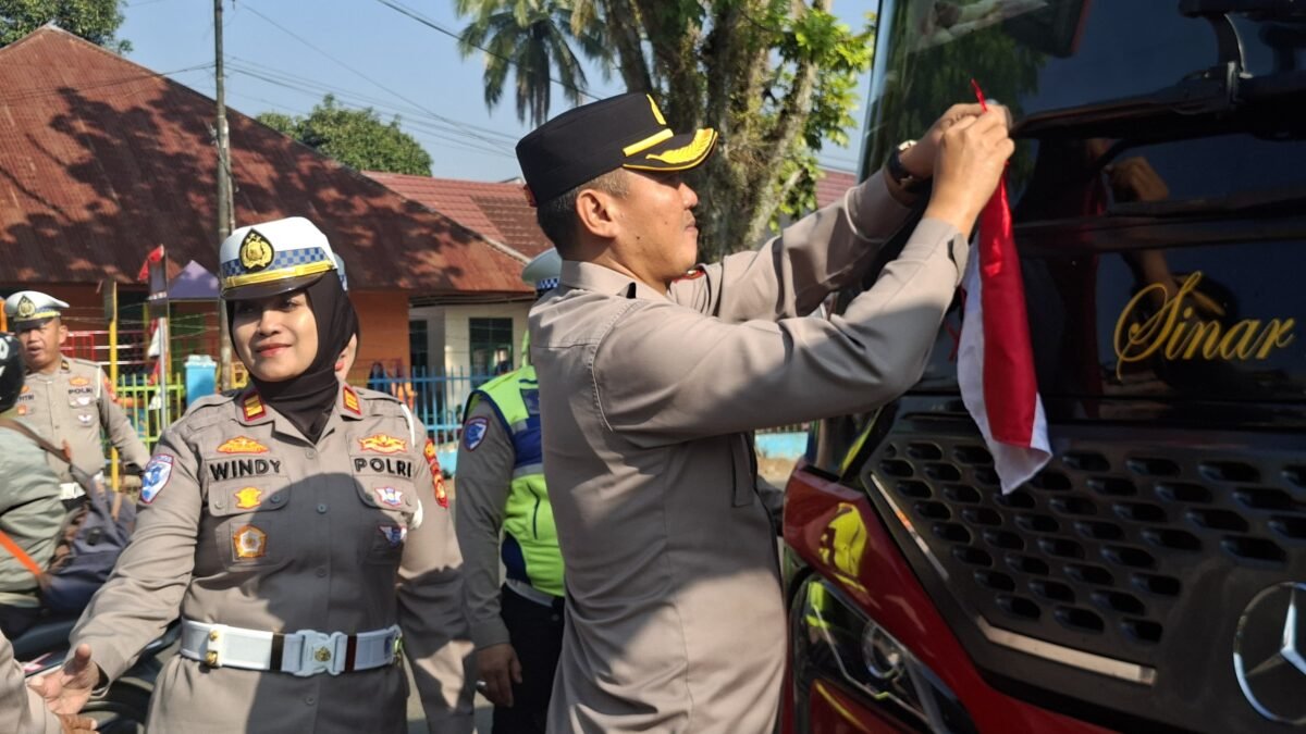 Polres Pagaralam Tanamkan Jiwa Nasionalisme Melalui Pembagian Bendera