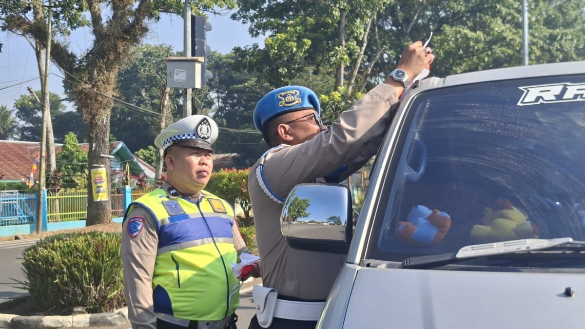 Polres Pagaralam Bagikan Bendera, Bangkitkan Semangat Kebangsaan