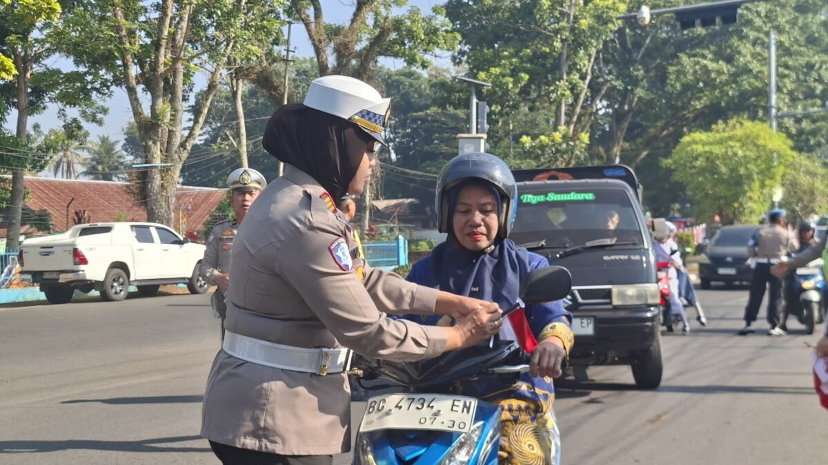 Wakapolres Pagaralam Bersama Personel Bagikan Bendera kepada Warga