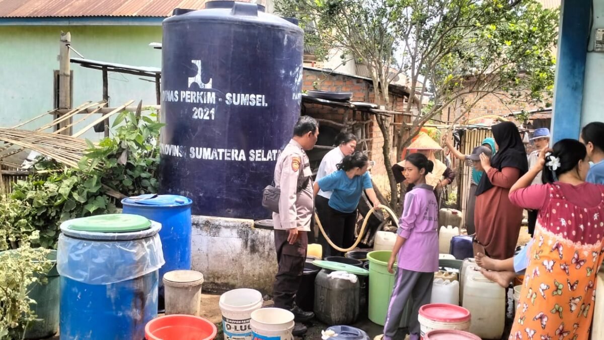 Warga Talang Ternak Terbantu, Polres Pagar Alam Salurkan Dua Tangki Air Bersih
