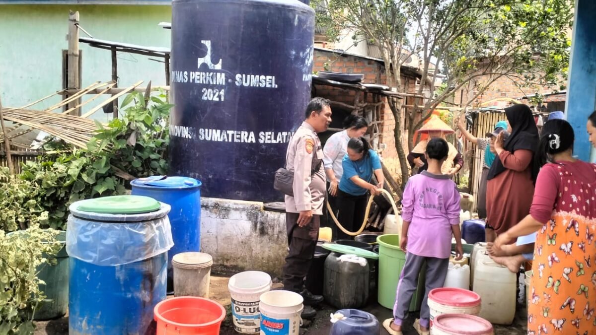 Polres Pagar Alam Distribusikan Air Bersih untuk Menjawab Kebutuhan Warga