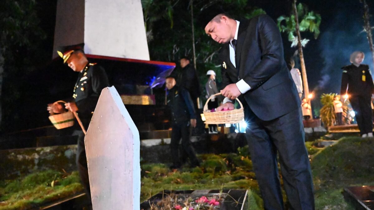 Menjelang HUT RI, Kapolres Pagar Alam Ziarah dan Tabur Bunga