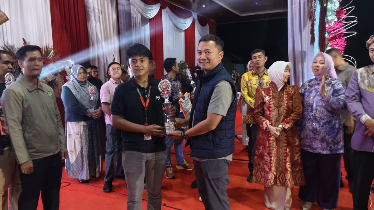 Kapolres Adam Purbantoro Serahkan Penghargaan kepada Pemenang Lomba HUT RI