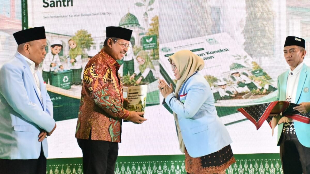 Hadiri Tasyakuran 10 Ribu Santri Bebas Buta Aksara Al Quran, Dirjen Pendis Gaungkan KBC dan Kemuliaan Guru Ngaji