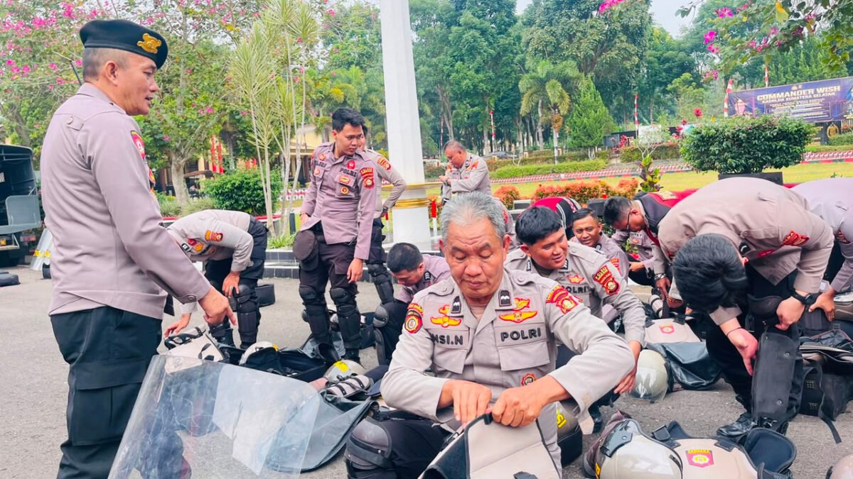 Personel Dalmas Pagar Alam Tingkatkan Kemampuan Melalui Simulasi Formasi
