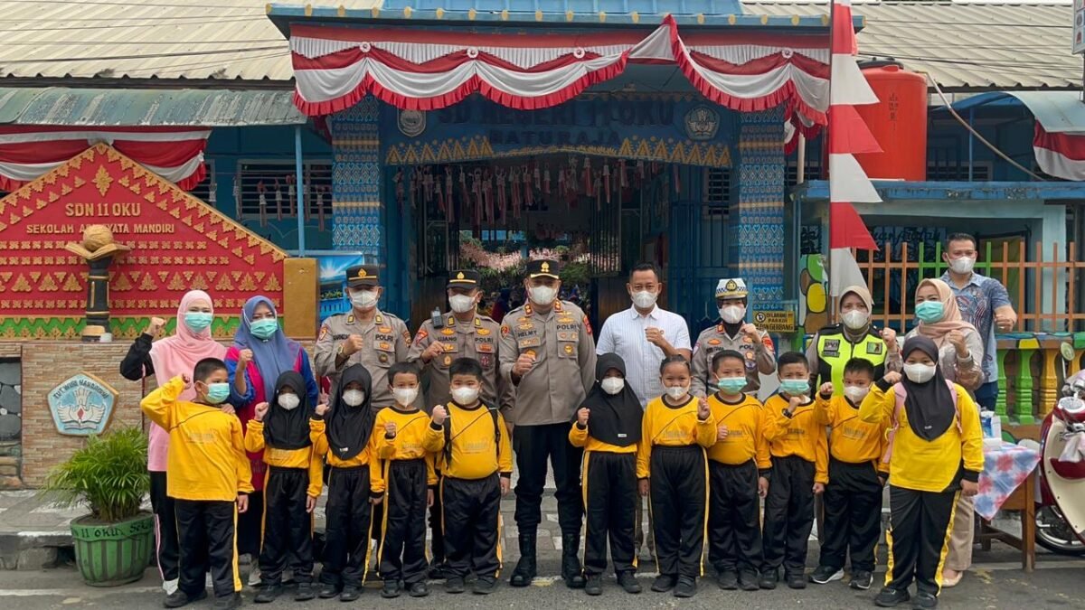 Polres OKU Bagikan Masker kepada Pelajar dan Masyarakat Terdampak Asap Karhutla