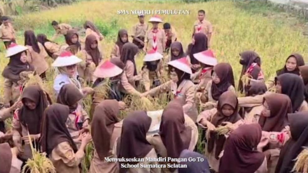 SMAN 1 Pemulutan Dorong Siswa Kenal Pertanian Lewat Aksi Panen Padi