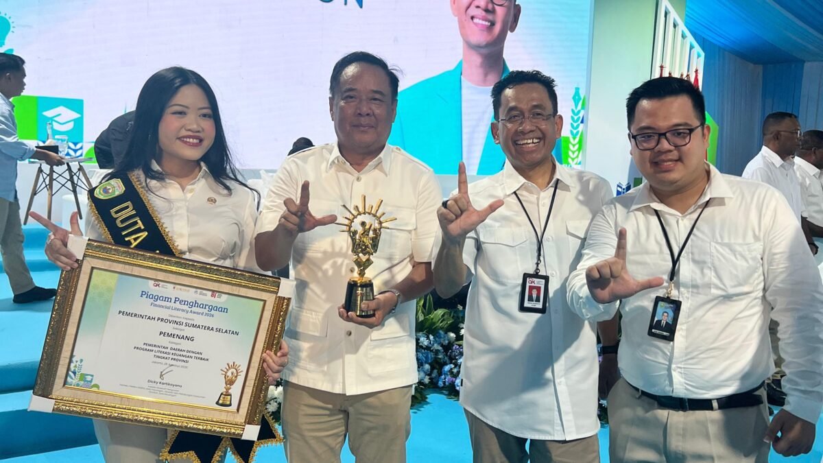 Wagub Cik Ujang Terima Financial Literacy Award untuk Pemprov Sumsel
