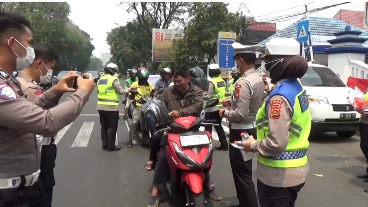 Palembang Diselimuti Asap Karhutla, Ditlantas Polda Sumsel Turun Bagikan 2.000 Masker.