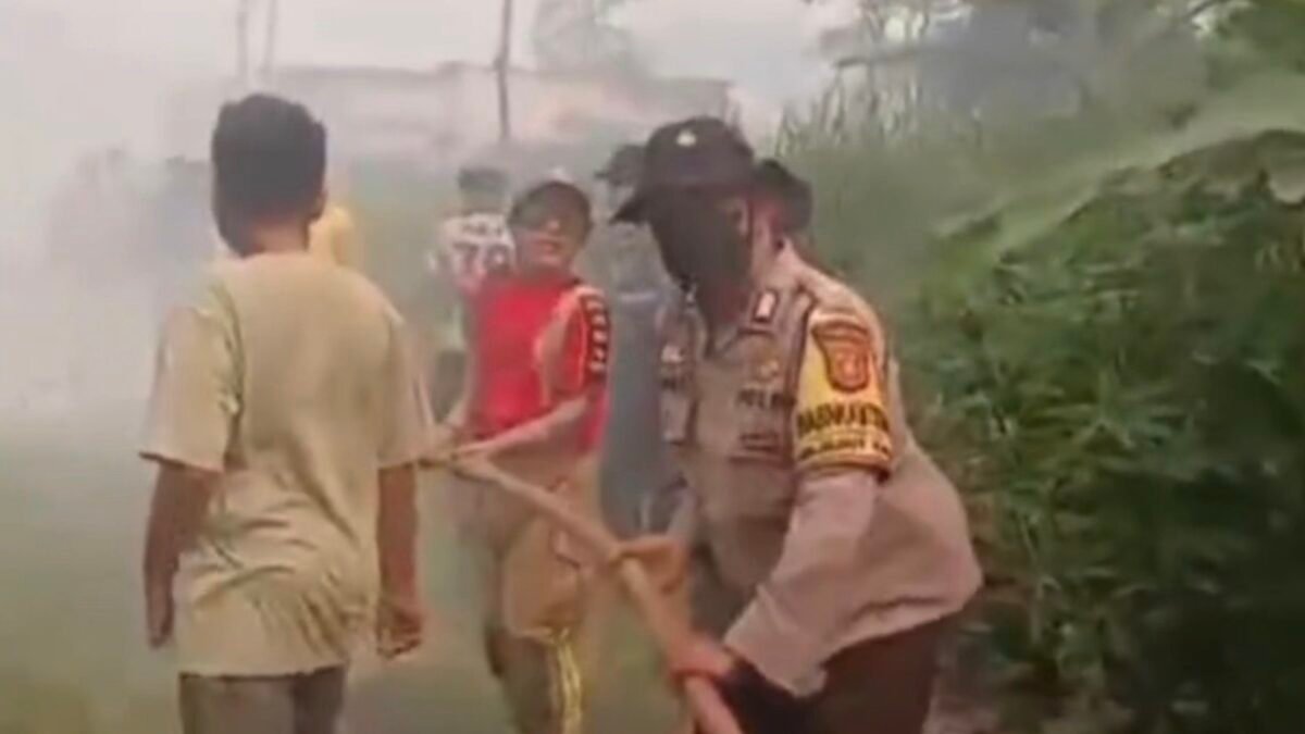 Bhabinkamtibmas Bukit Baru Bersama Babinsa, Damkar dan Warga Bahu-Membahu Padamkan Api
