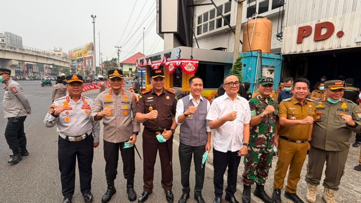 Kapolrestabes Palembang Bersama Forkopimda Bagikan Masker Gratis, Lindungi Warga dari Dampak Asap Karhutla