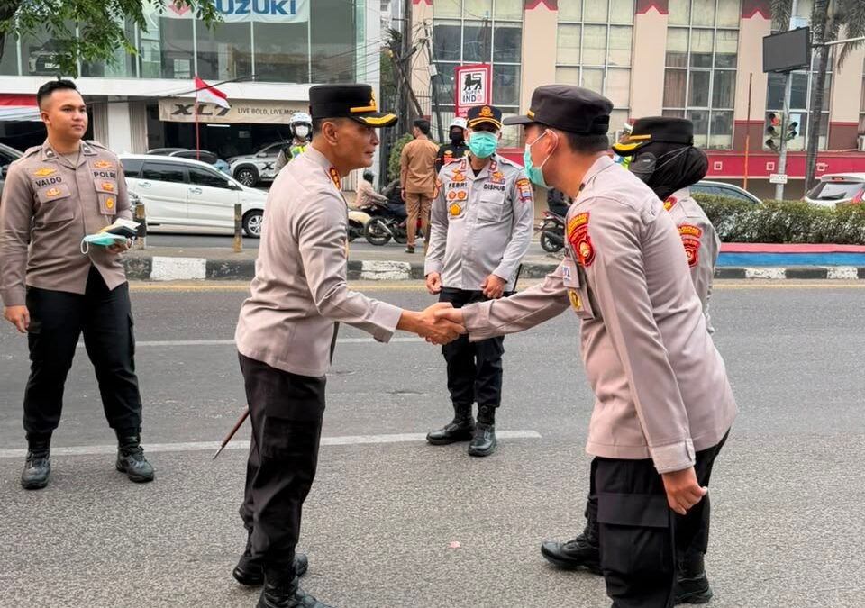 Peduli Kesehatan Warga, Polrestabes Palembang dan Forkopimda Bagikan Masker Gratis