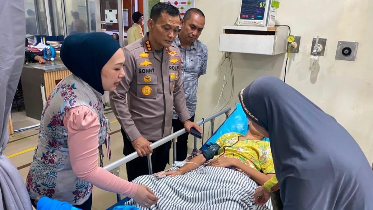 Wujud Kepedulian, Kapolrestabes Palembang Berikan Dukungan kepada Korban di RS Bari