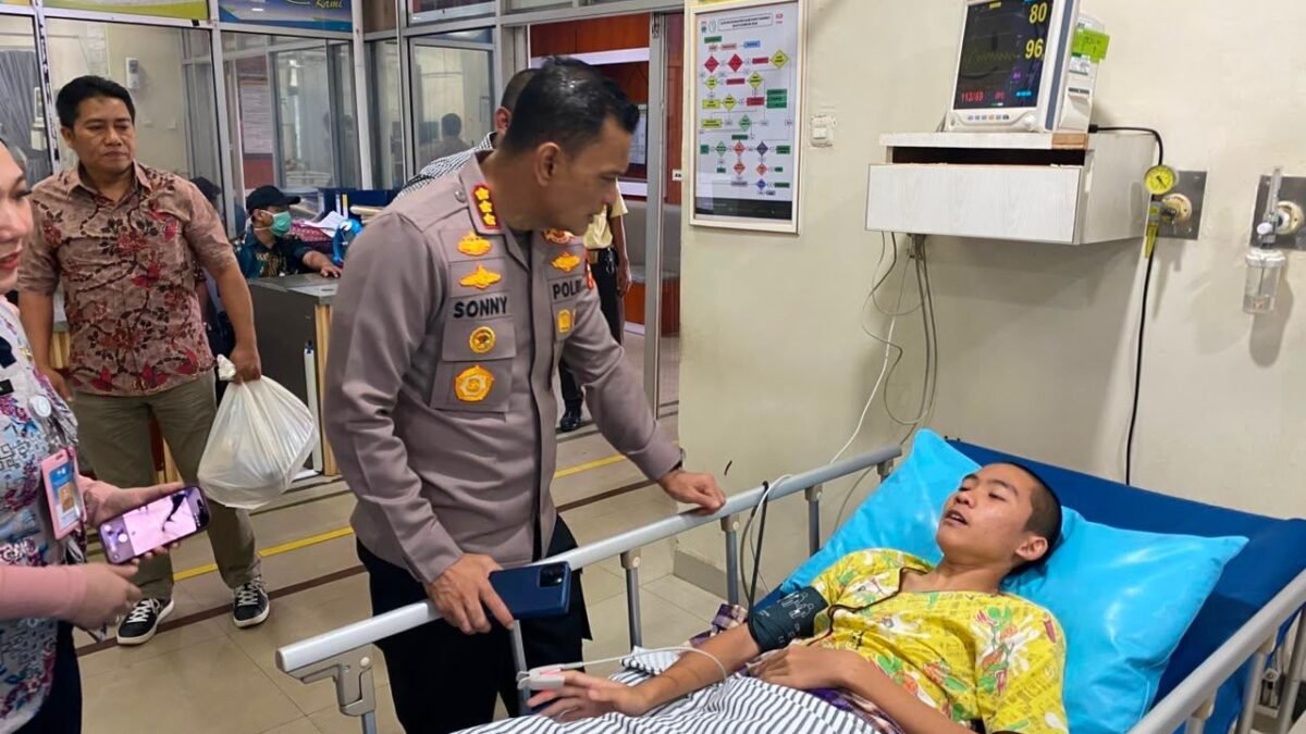 Kapolrestabes Palembang dan Ketua Bhayangkari Besuk Korban di RS Bari