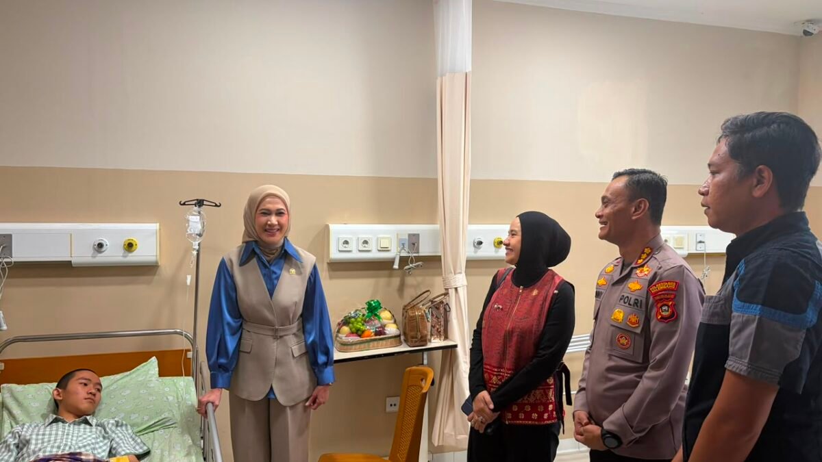 Kapolrestabes Palembang Bersama Ibu Ketua Bhayangkari Cabang Besuk Korban yang Dirawat