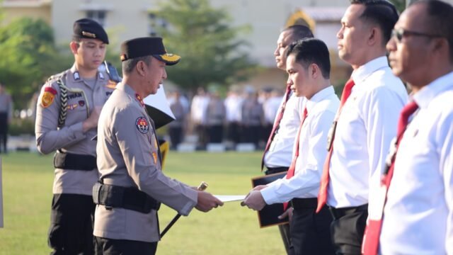 Kapolda Sumsel Irjen Pol. Dr. Sandi Nugroho memimpin apel pagi dan menyerahkan penghargaan kepada personel berprestasi di Mapolda Sumsel.
