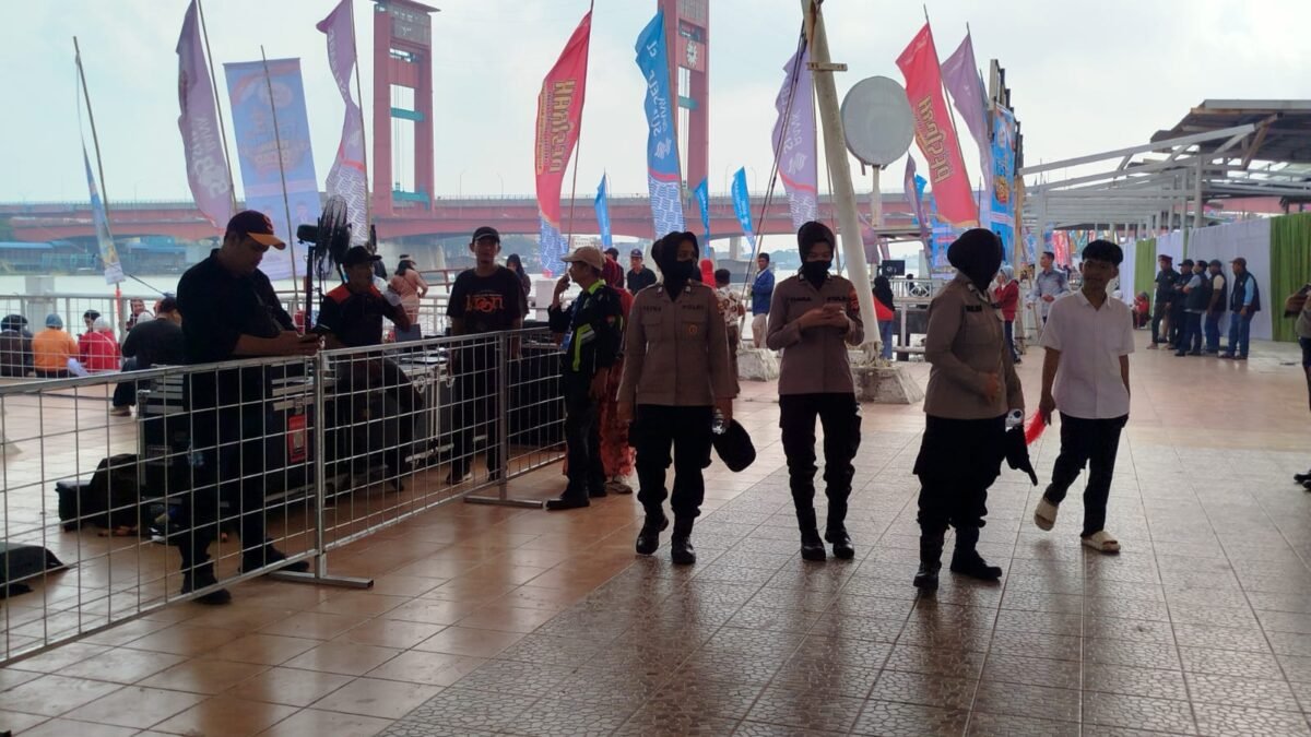 Polwan Hadir di Tengah Semarak Kemerdekaan, Lomba Bidar dan Perahu Hias Berlangsung Kondusif