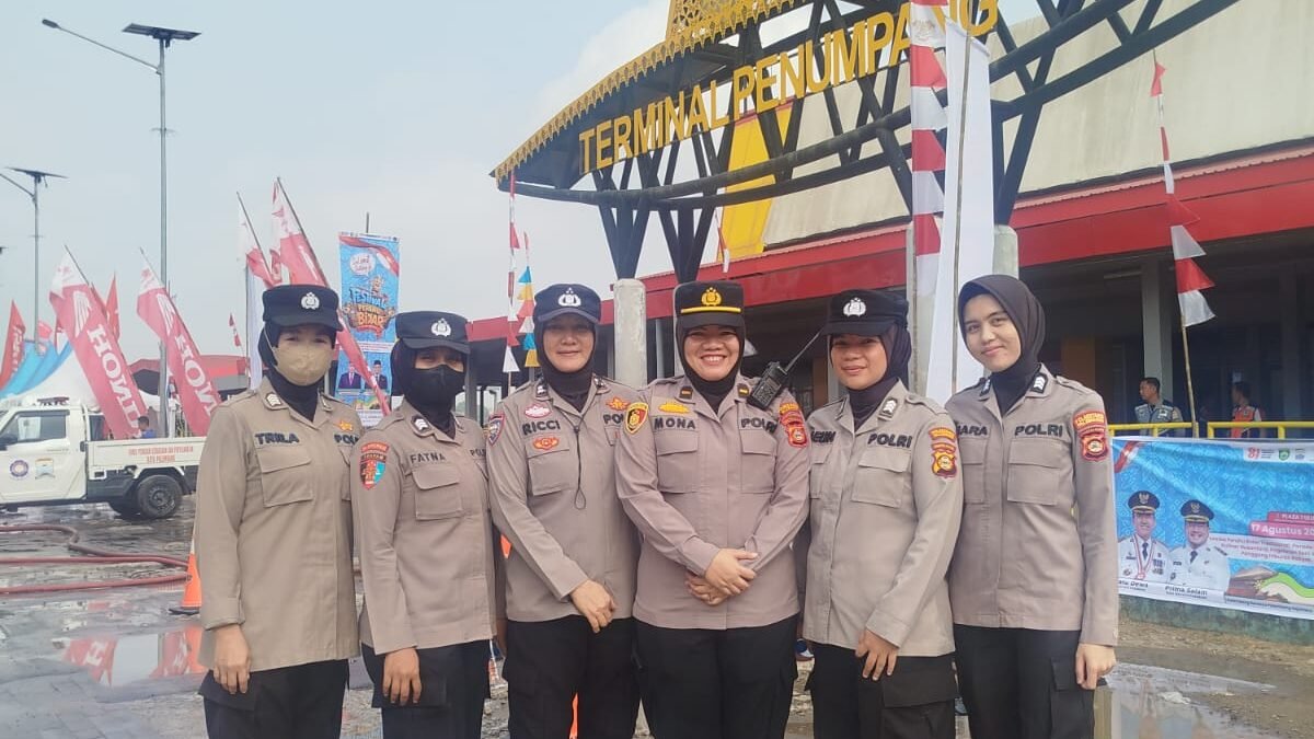 Polwan Polrestabes Palembang Turun Amankan Lomba Bidar dan Perahu Hias di Plaza 7 Ulu
