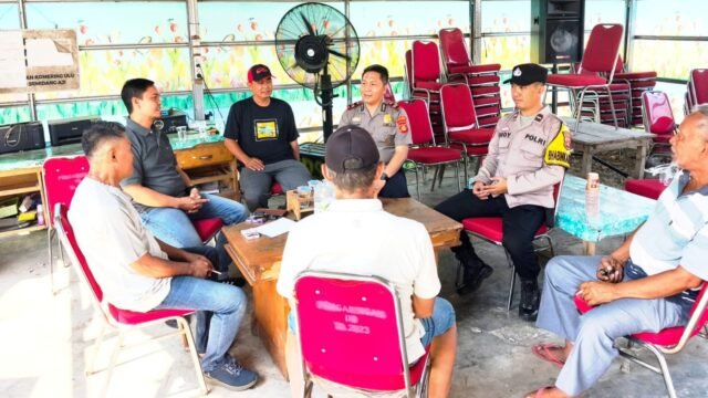 Kapolsek Semidang Aji IPTU Meyke Krisdian Hasri sosialisasi pencegahan Karhutla di Desa Pengaringan, OKU.