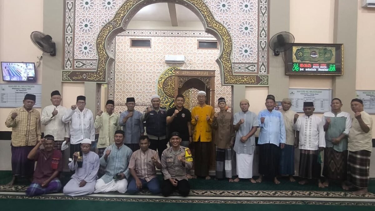 Personel Polda Sumsel dan Polres Muara Enim saat Program SULING Polda Sumsel untuk perkuat Kamtibmas.