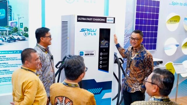 Pengunjung menikmati promo tambah daya PLN 50 persen di booth PLN GIIAS 2026.