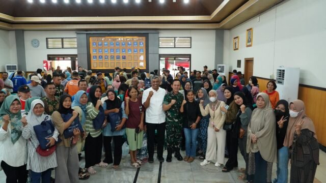 Pangdam II Sriwijaya Mayjen TNI Ujang Darwis bersama H. Yunus dalam kegiatan Bakti Sosial Kodam II Sriwijaya di Palembang.