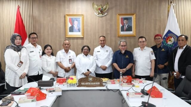 Wamendagri Ribka Haluk saat rapat evaluasi penyaluran Dana Otsus Papua Tahap II