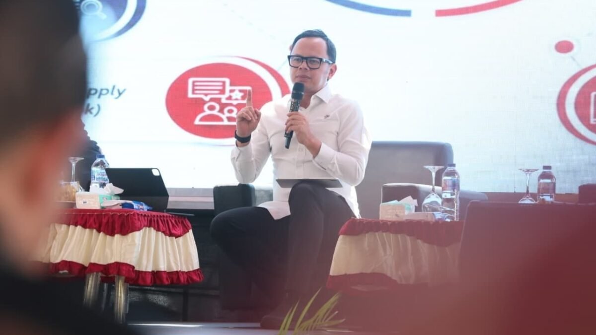 Wamendagri Bima Arya Sugiarto saat menyampaikan arahan terkait pembangunan ekosistem KDKMP di Ternate.